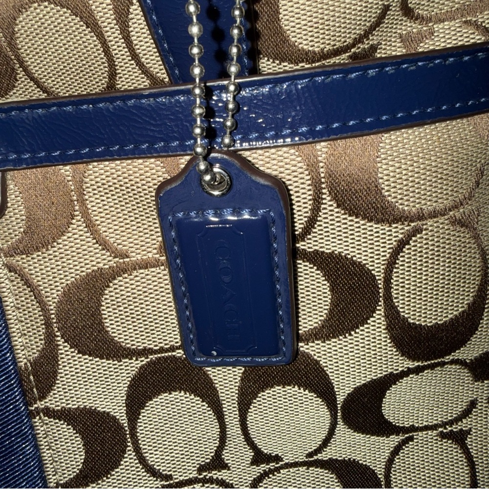 COACH Signature tan and navy blue medium tote with patent leather navy wristlet - Picture 8 of 16